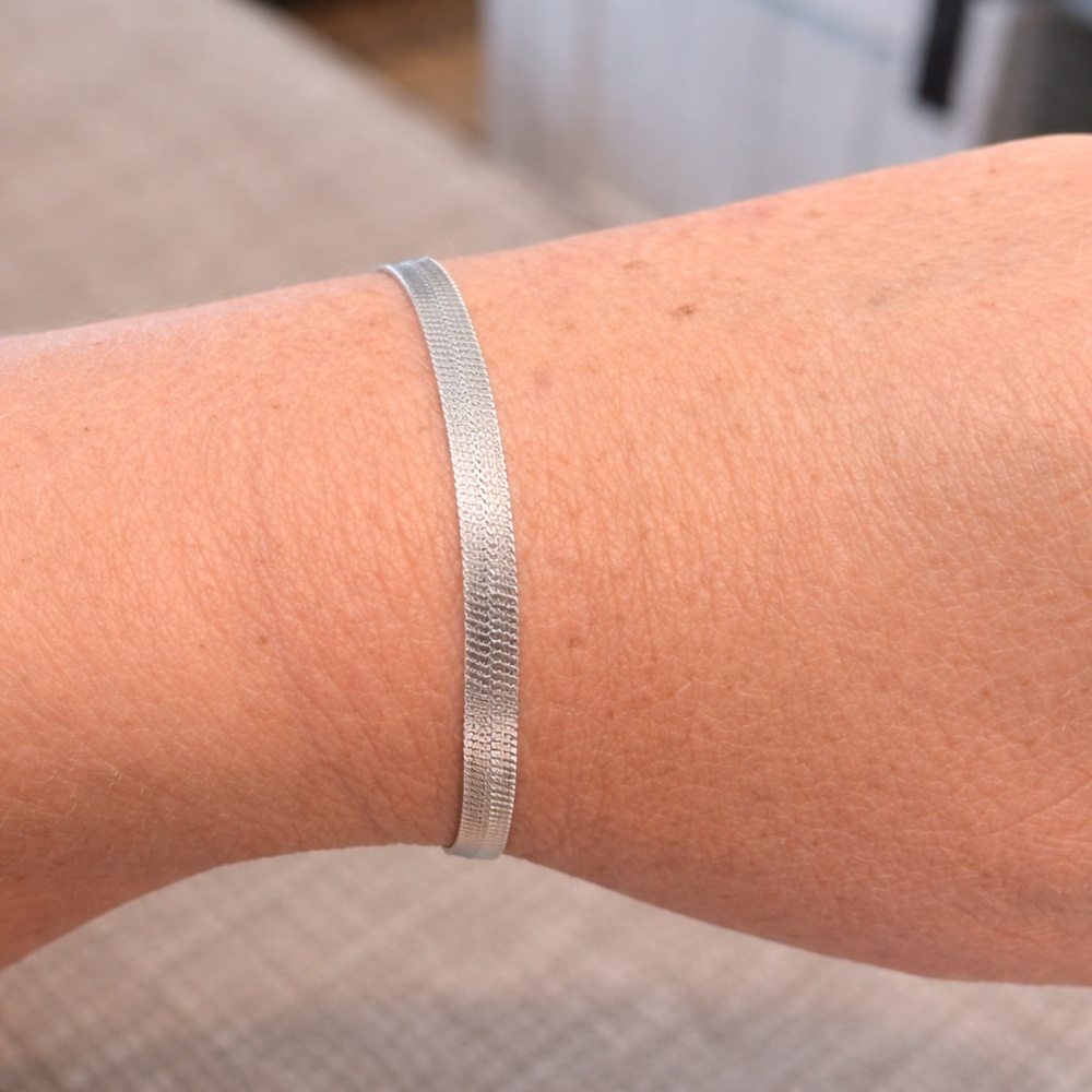 Silver bracelet, flat mesh band, 6.5 - 8.5 length